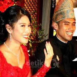 Resmi Nikah, Dian Sastro-Indraguna Bergandengan Jari Kelingking