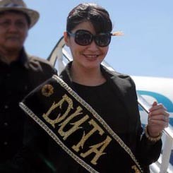 Tamara Bleszynski Tanam Pohon Perdamaian di Timor Leste