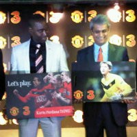 Legenda MU Iringi Tri Rilis Kartu Seluler Baru