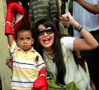 Tamara Kunjungi Sasana Tinju