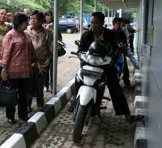 Tim Menpan Kunjungi Samsat Jakbar