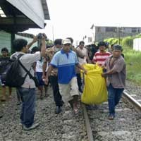 Tubuh Biker Tercerai- Berai Tertabrak KA