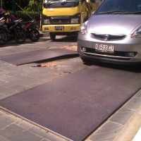 Pelat Baja Penutup Jalan Rusak di Braga Banyak Makan Korban