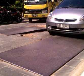 Jalan Braga Ditambal Pelat Baja