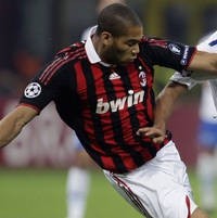 Onyewu Main di Milan Tanpa Digaji 