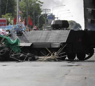 Tank Hadang Massa Kaos Merah
