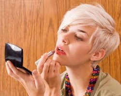 Cara Memakai Lipstik Berwarna Cerah