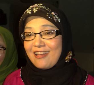 Fanny Bauty Tersenyum