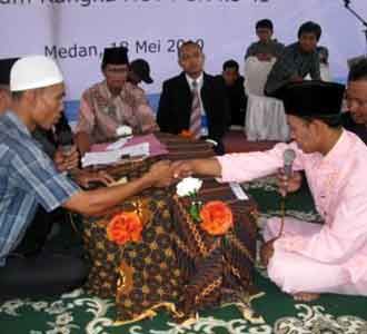 50 Pasang Warga Medan Nikah Massal