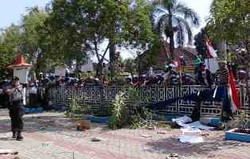 Tolak Penambangan Mangaan, Demo di Kantor Bupati Tulungagung Ricuh