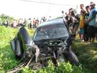 KA Brantas Hantam Mobil, 1 Orang Kritis