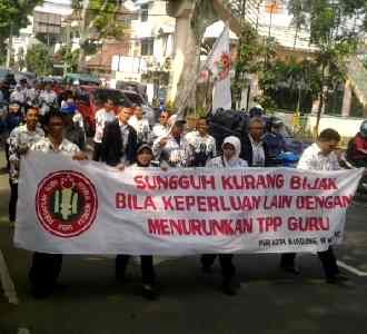 Guru Geruduk DPRD Bandung