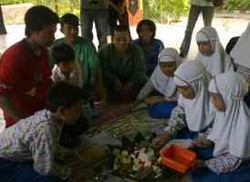 Hormati Tukang Sampah, Siswa SD Gelar Makan Bersama