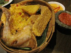 Asyiknya Ngeriung di Riung Tenda