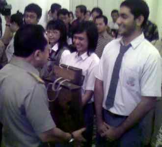 Foke Beri Penghargaan Siswa Berprestasi