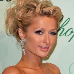 Ups! Bokong Paris Hilton Ngintip di Prancis