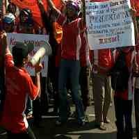 Puluhan Buruh Karbon Tuntut Hak