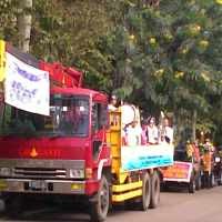 1.100 Warga Bandung Arak Piala MTQ dan U-21 Keliling Kota