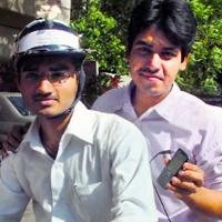 Mahasiswa India Buat Charger HP di Helm