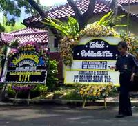Rumah Habibie Banjir Karangan Bunga