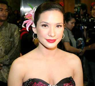 Rachel Maryam Cantik Dengan Pundak Terbuka