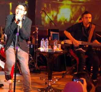 Konser Akrab dan Kalem Ala Ungu