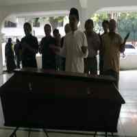 Jenazah Tiba di Rumah Disambut Isak Tangis Keluarga