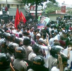  Saling Ejek, Massa Pro & Anti Susno Bentrok