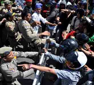 Demo di Kantor Walikota Makassar Ricuh