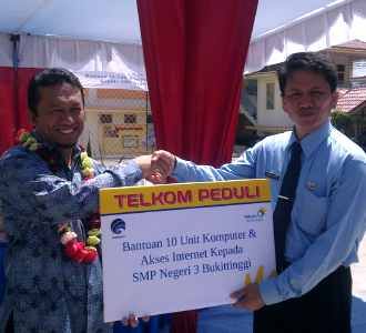 Menkominfo Serahkan Batuan Komputer