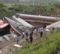 Kereta Tergelincir, 10 Orang Tewas