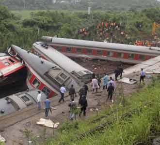 Kereta Tergelincir, 10 Orang Tewas Kereta Tergelincir, 10 Orang Tewas