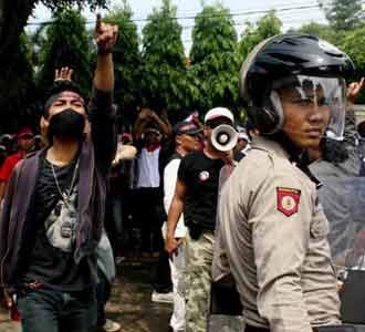 Massa Pro-Anti Susno Bentrok