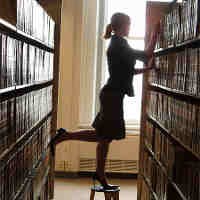 Penyambung Cinta di Tengah Buku Perpustakaan