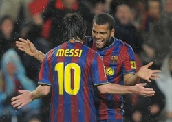 Alves Ungkap Rahasia Kawal Messi