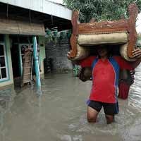 Banjir Terjang Trenggalek, Ratusan Rumah & Sekolah Terendam