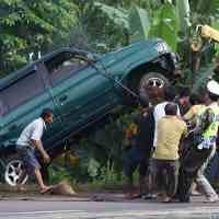 Mogok, Panther Nyemplung ke Sungai Sedalam 5 Meter