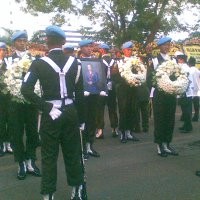 Usai Disalatkan, Ratusan Pelayat Beri Penghormatan Terakhir untuk Ainun