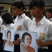 Ratusan Pelajar SMP Magelang Salat Gaib untuk Ainun Habibie 
