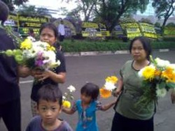 Karangan Bunga Duka Cita Ainun Habibie Dipreteli Warga