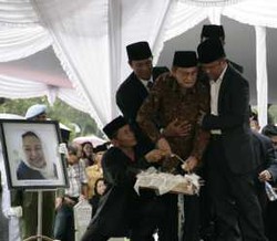 Dompet Pelayat Ibu Ainun Raib Dicopet