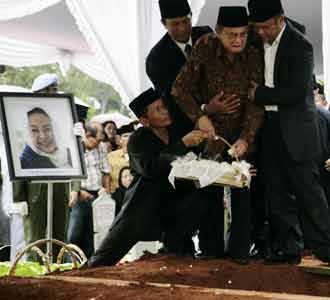 Ainun Habibie Dimakamkan