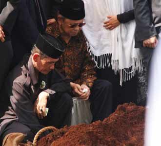 Habibie Lepas Jenazah Sang Istri