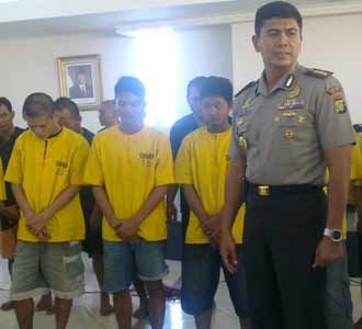 Pencuri Aluminium Halte Bus TransJ Dibekuk