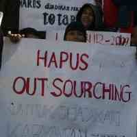 Tolak Outsourcing, Buruh Yoso Mulyo Jajag Demo