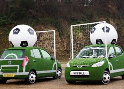 Lapangan Bola di Atas Mobil Hyundai 