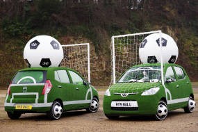 Lapangan Bola di Atas Mobil Hyundai 