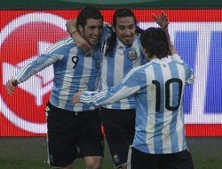 Dua Bomber Tango Curi Perhatian Del Bosque