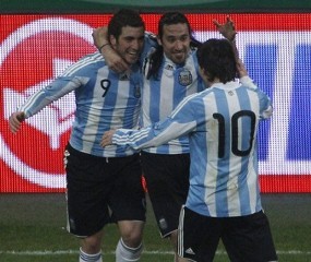 Dua Bomber Tango Curi Perhatian Del Bosque