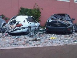 Puing Dinding yang Jebol Hancurkan 2 Mobil